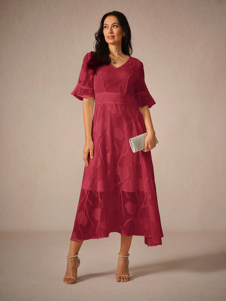 Chique bloemen midi jurk met A-lijn model, fladdermouwen en V-hals voor een vrouwelijke en stijlvolle look.