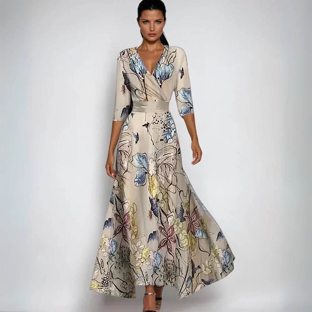 Rode en blauwe bloemen maxi-jurk met 3/4 mouw en wikkeldesign. Een veelzijdige dames zomerjurk.