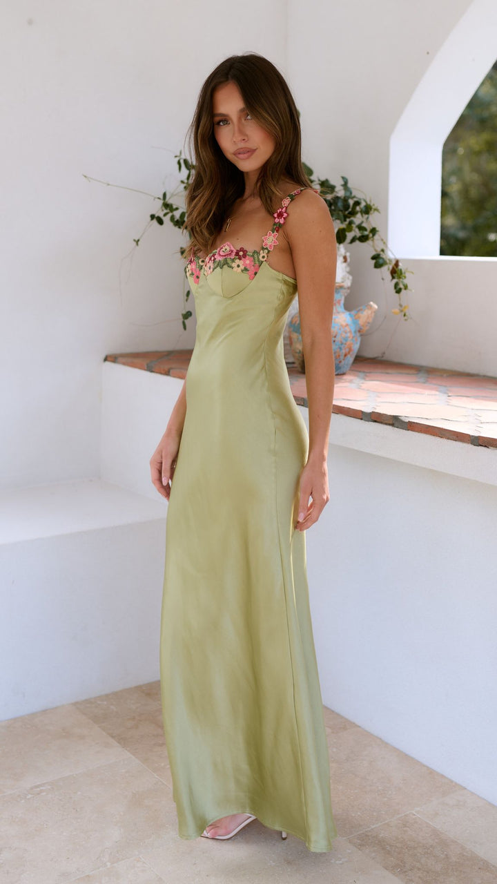 Vrouwelijke lime bloemenjurk met spaghettibandjes, een moeiteloze stijl voor elk feest of casual dag.