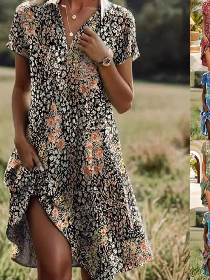 Zijaanzicht van de flowy mini-jurk, die bewegingsvrijheid en een casual look biedt.