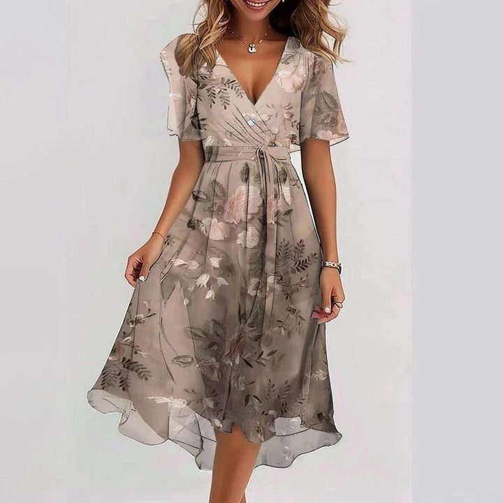 Comfortabele dames midijurk met bloemenprint en wikkeldetail. Ideale zomerjurk voor een stijlvolle look.