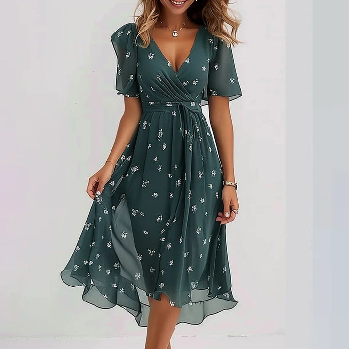 Levendige bloemenprint wikkel midijurk voor dames. Elegante en veelzijdige lente/zomerjurk met comfortabele pasvorm.