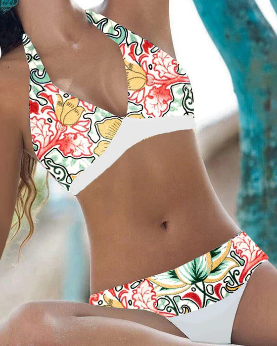 Stijlvolle dames bloemenbikini Sienna met bloemen en stippenpatroon; perfecte strandmode voor zelfverzekerde zomerlook.