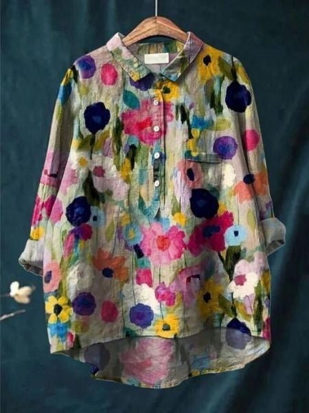 Vrouwen top met bloemenprint, knoopsluiting en hi-lo zoom. Ideaal voor elegante zomer mode.