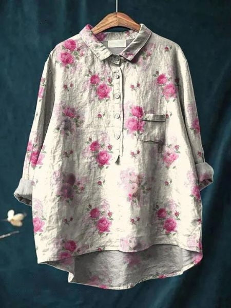 Achteraanzicht van dames bloemenprint blouse met hi-lo zoom en lange mouwen. Zomerse stijl.
