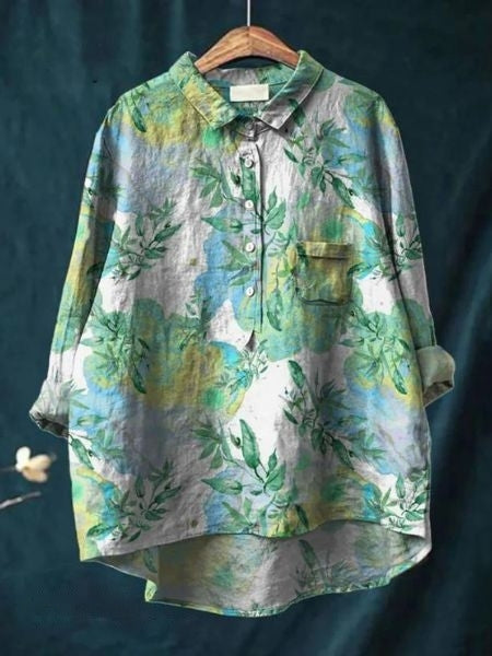 Close-up knoopsluiting op dames bloemenprint blouse. Detailopname van deze elegante feature.