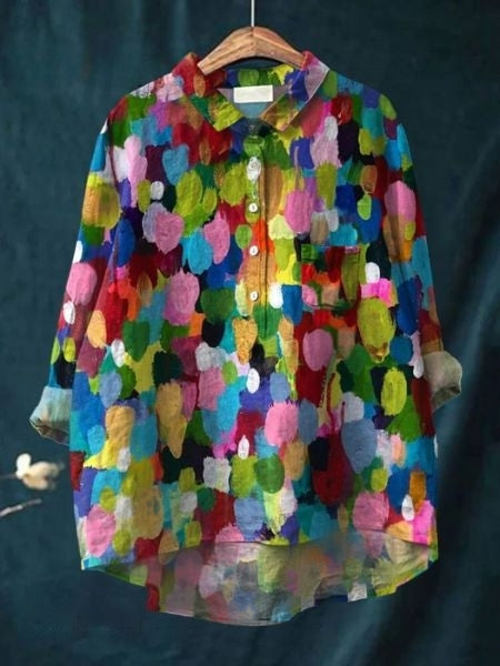 Zomerse dames blouse met vrolijke bloemenprint, knoopsluiting en elegante lange mouwen.