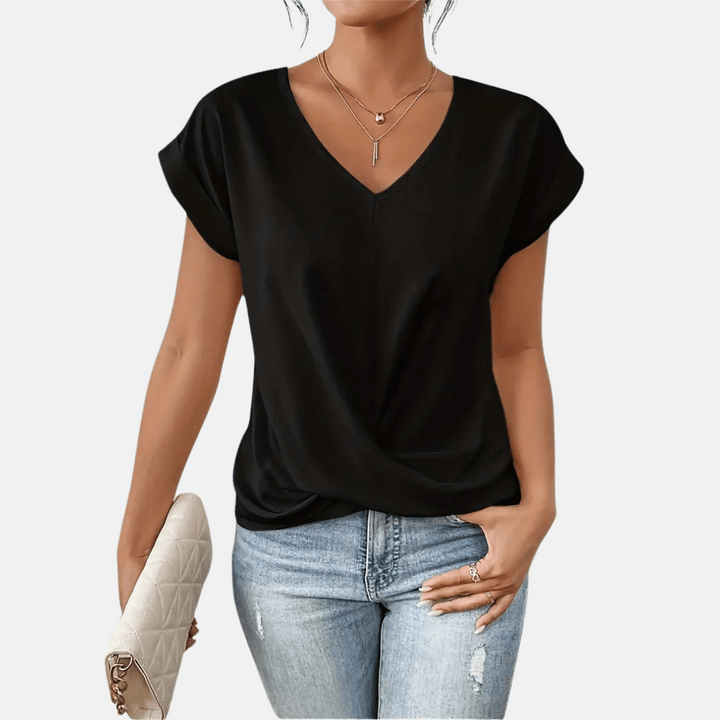 Zomerse dames blouse met V-hals en stijlvolle gedrapeerde zoom, voor een chique en comfortabele uitstraling.