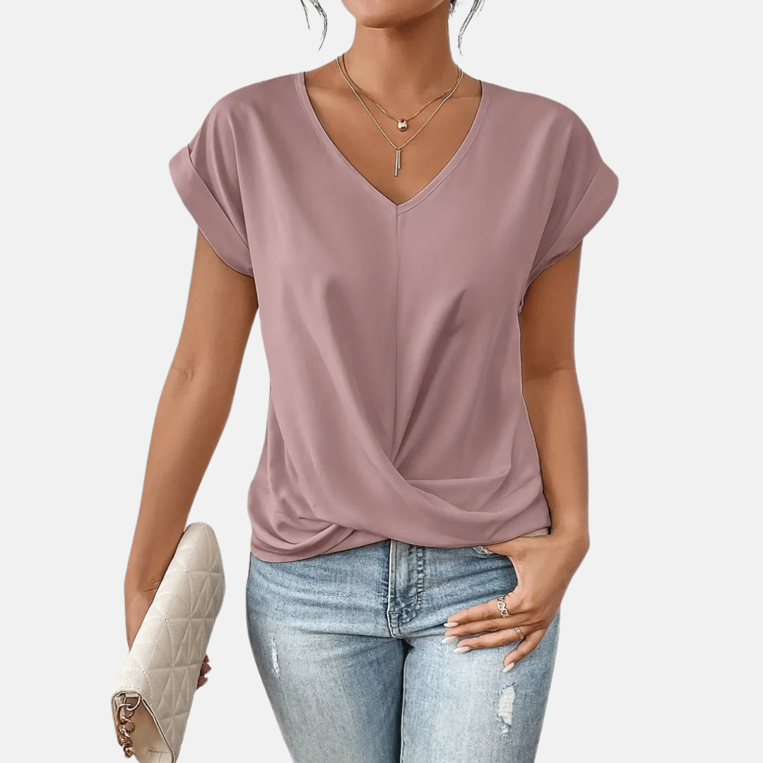Casual chic dames blouse met diepe V-hals en gedrapeerde zoom, ideaal voor lente en zomer.