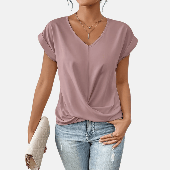 Casual chic dames blouse met diepe V-hals en gedrapeerde zoom, ideaal voor lente en zomer.