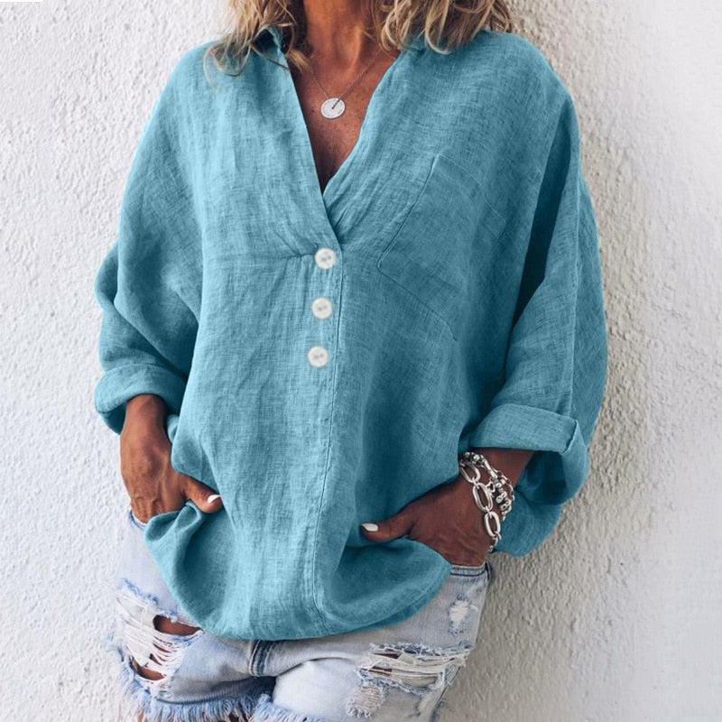 Comfortabele oversized dames blouse met V-hals en knoopsluiting, ideaal voor zomerse dagen.