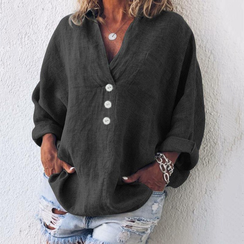 Luchtige dames blouse met lange oprolmouwen en knoopjes, een essentieel comfortabel item voor warm weer.