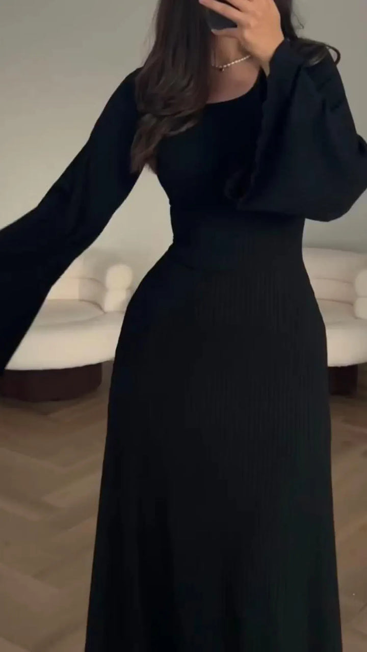 Stijlvolle lange bodycon jurk voor dames met verfijnde vetersluiting. Perfect als elegante lente/zomer avondjurk.
