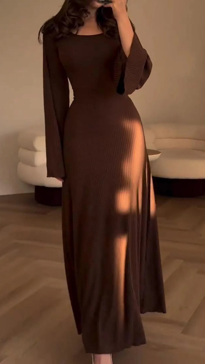Elegante dames maxi jurk met bodycon pasvorm en chique vetersluiting. Ideaal als feestjurk voor speciale gelegenheden.