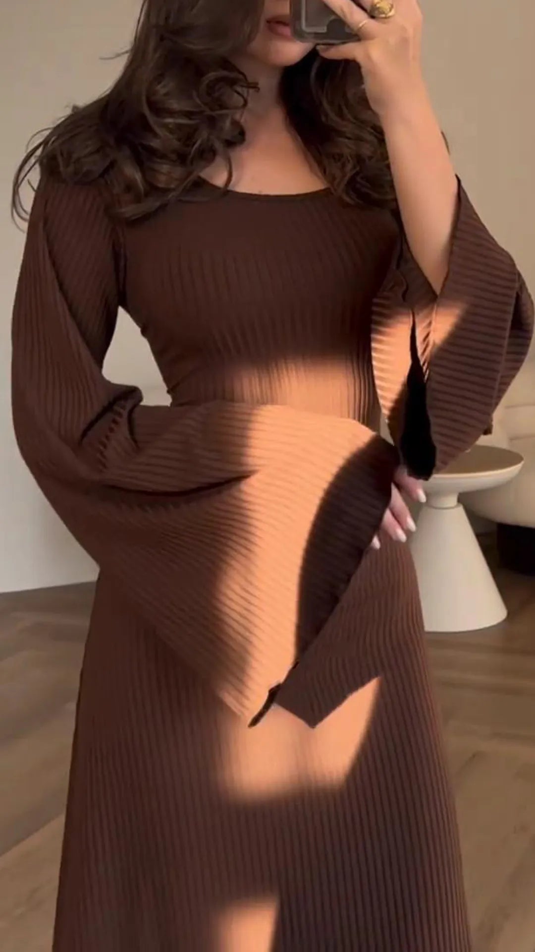 Feestelijke bodycon maxi jurk met vetersluiting voor dames; deze lange avondjurk is stijlvol en opvallend.
