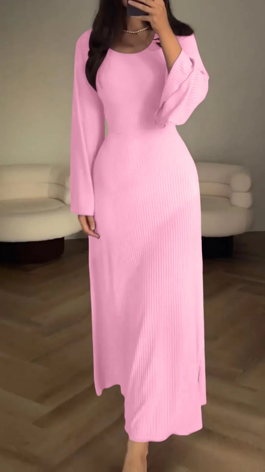 Lange dames bodycon jurk met elegante vetersluiting aan de achterkant. Creëert een chique en stijlvolle look.