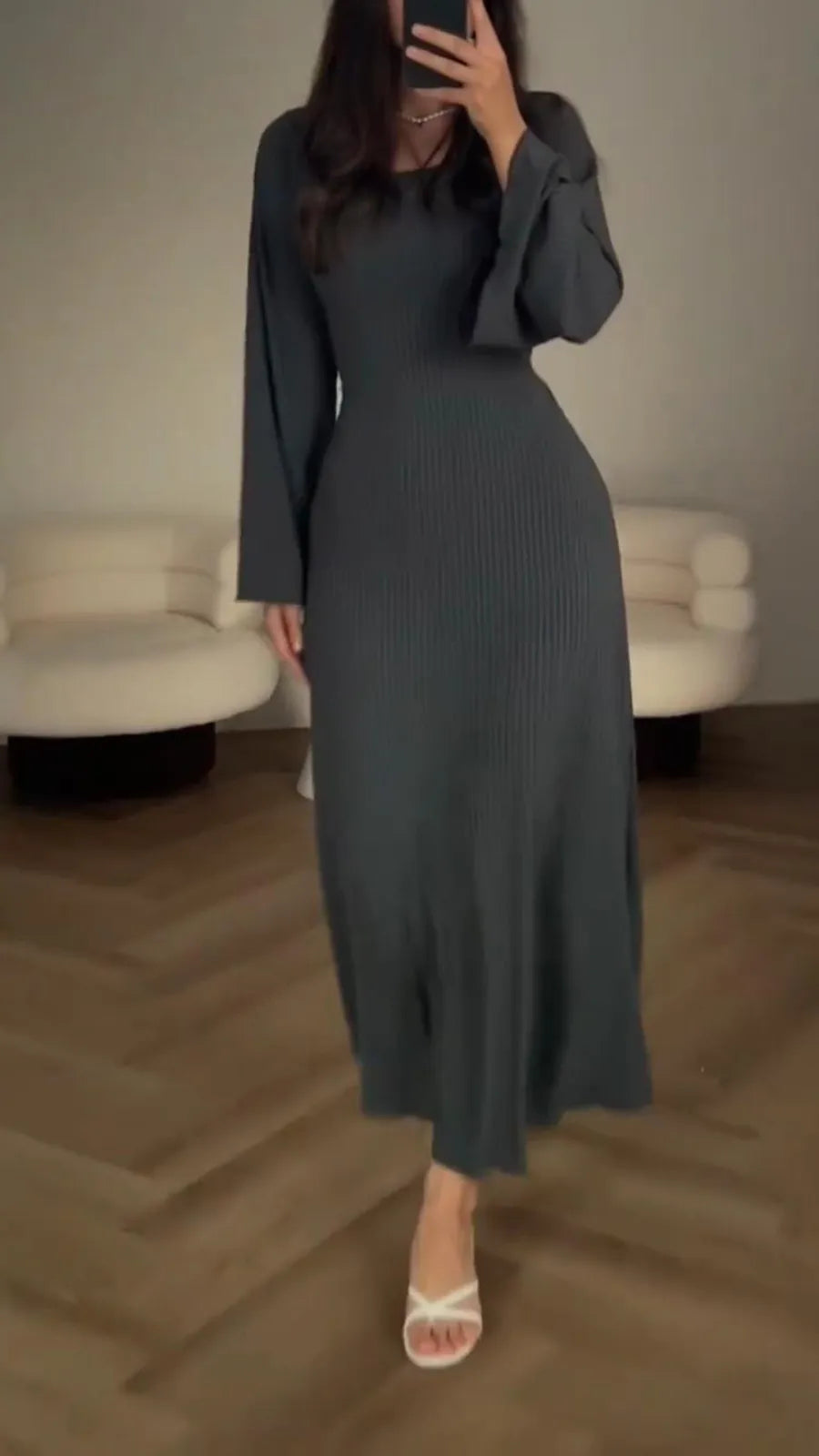 Dames elegante bodycon maxi jurk met vetersluiting. Een lange feestjurk die zowel stijlvol als zomerklaar is.