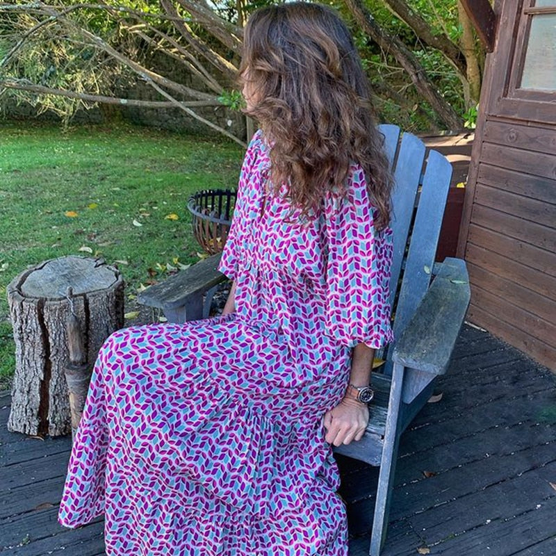 Zomerse dames jurk: V-hals, pofmouwen en een comfortabele pasvorm. Stijlvolle boheemse look in diverse kleuren.