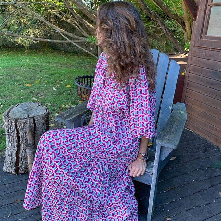 Zomerse dames jurk: V-hals, pofmouwen en een comfortabele pasvorm. Stijlvolle boheemse look in diverse kleuren.