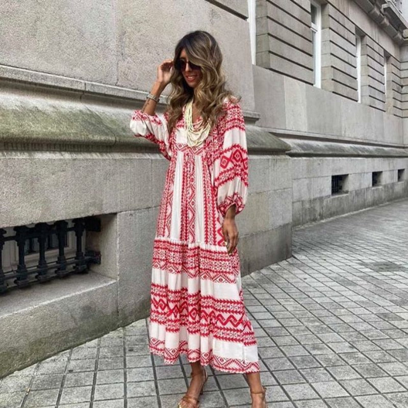 Volledige weergave van de casual boheemse dames jurk. V-hals en pofmouwen voor een modieuze zomerstijl.