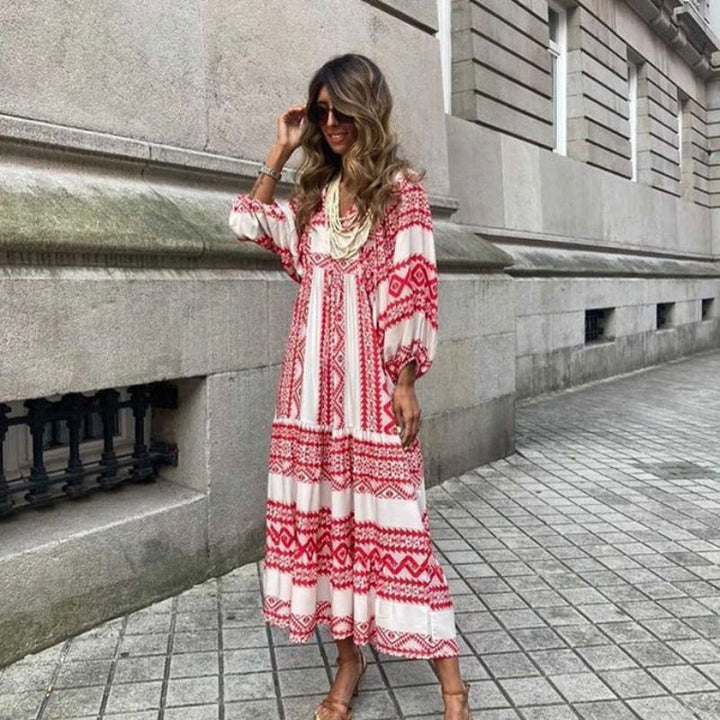 Volledige weergave van de casual boheemse dames jurk. V-hals en pofmouwen voor een modieuze zomerstijl.