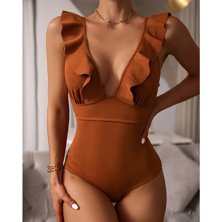 Boho damesbadpak met levendige kleuren, V-hals en ruches voor een elegante strandlook.