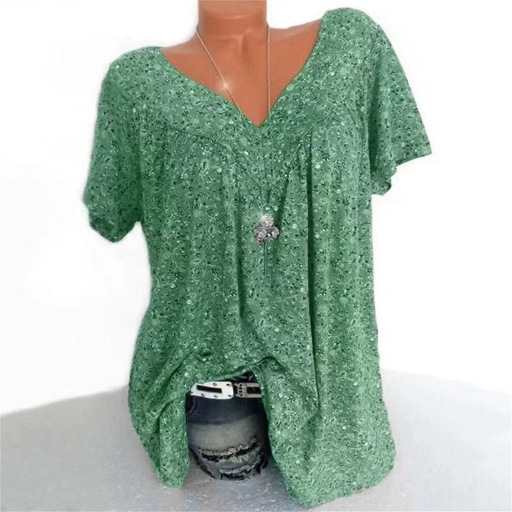 Elegante dames zomerblouse met kleurrijke bloemenprint en boho design, perfect voor een stijlvolle zomeroutfit.
