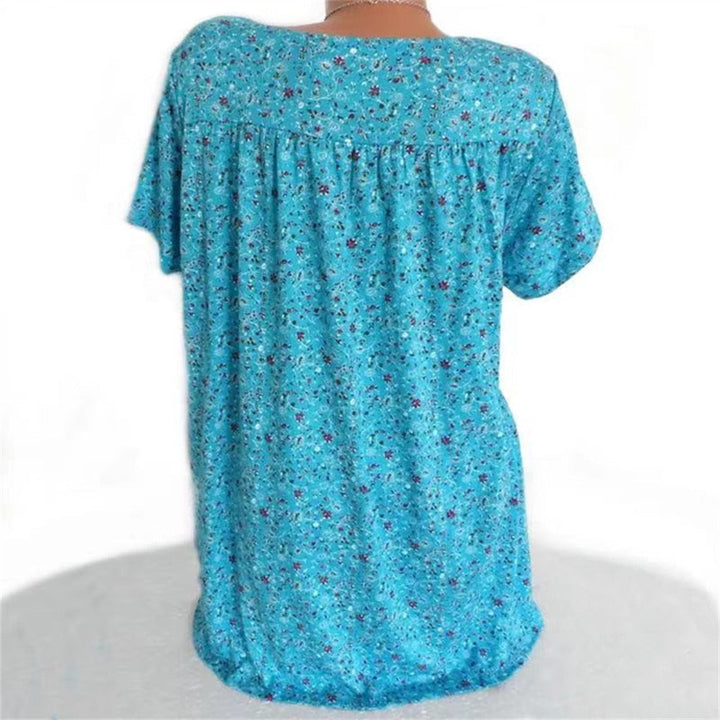 Modieuze zomerblouse voor dames met levendige bloemenprint, perfect als elegante top voor warme dagen.