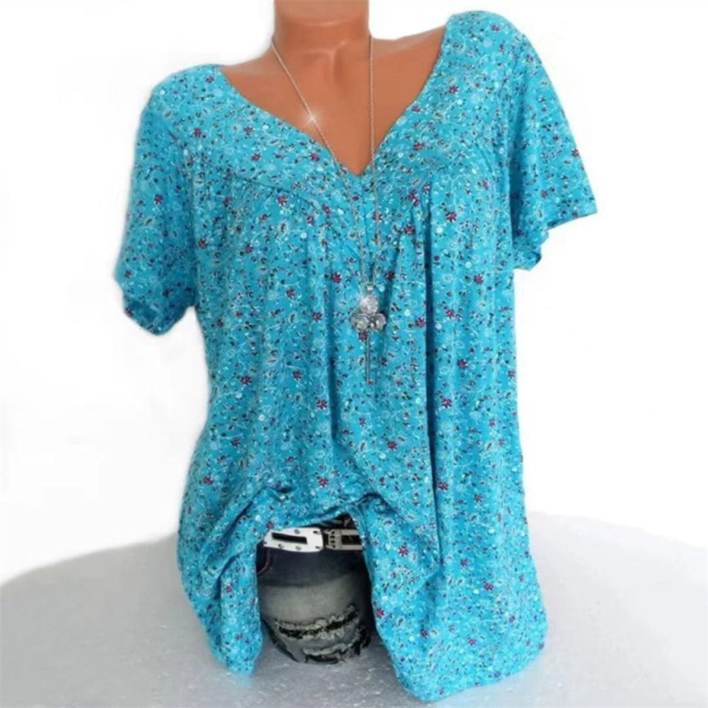 Casual dames zomerblouse met korte mouwen, v-hals en all-over bloemenprint in boho stijl.
