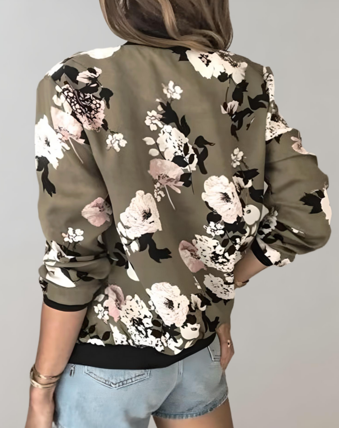Modern dames bloemen bomberjack. Een comfortabele en trendy jas, perfect voor lente en casual outfits.