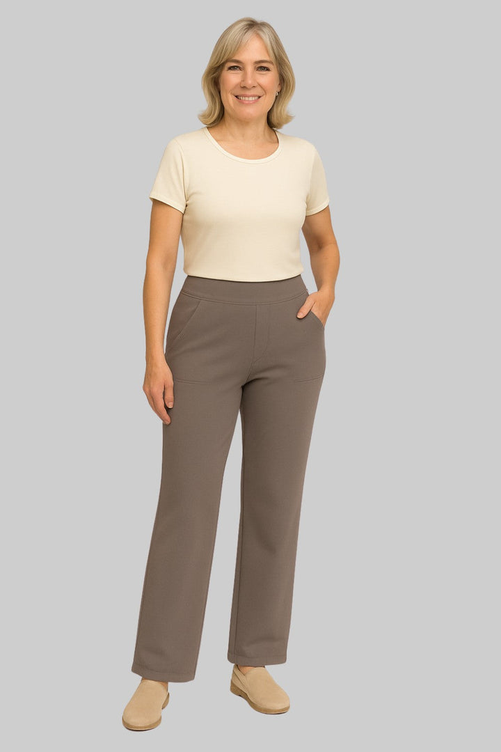 Volledige outfit van een vrouw in een comfortabele dames broek met shirt