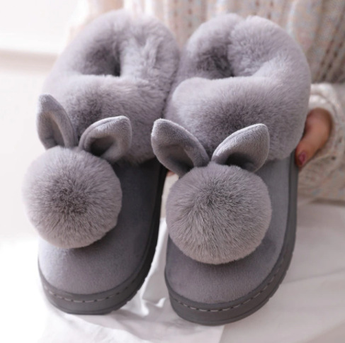 Comfortabele dames huispantoffels met bunny design, perfect voor warme voeten binnen.
