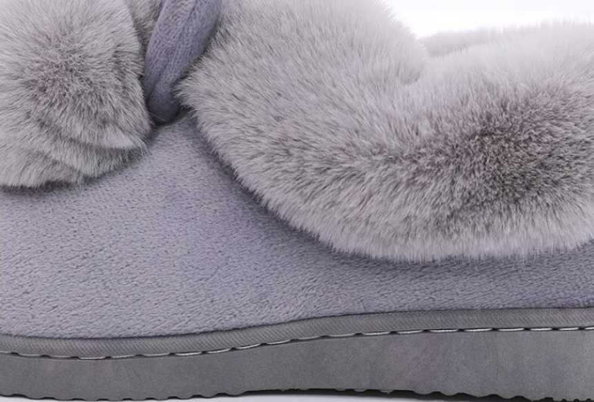 Paar zachte dames bunny pantoffels, klaar om comfort en warmte te bieden aan vermoeide voeten.