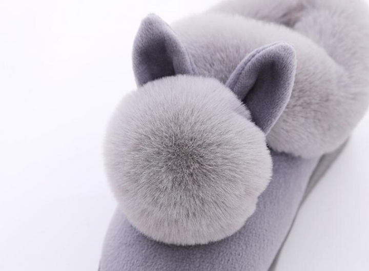 Stijlvolle witte dames bunny pantoffels met zachte voering voor comfortabele binnenschoenen.