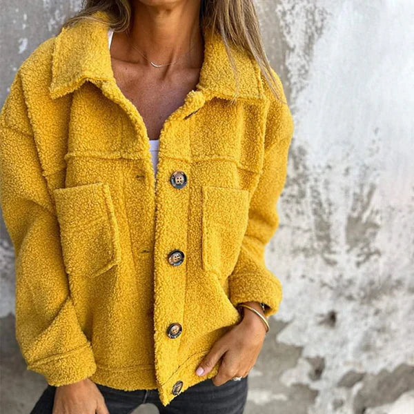 Dames button-down jas in relaxte pasvorm met kraag en lange mouwen. Ideaal voor lente of herfst.