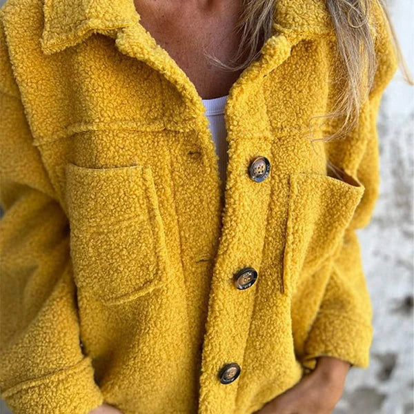Stijlvolle herfstjas voor dames: een button-down model met lange mouwen en kraag. Comfortabele relaxte pasvorm.