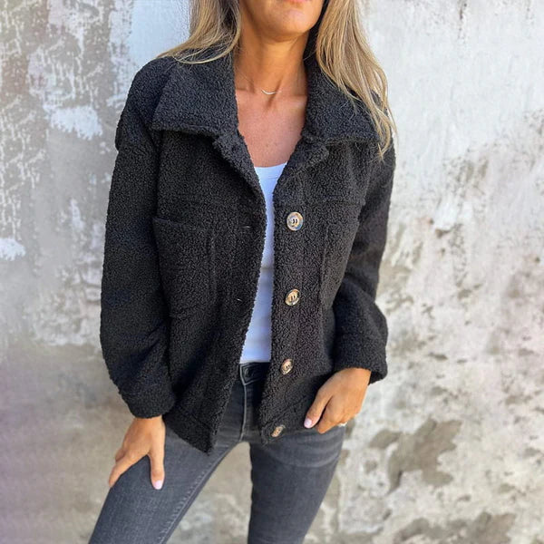 Comfortabele dames kraagjas met lange mouwen, perfect voor een stijlvolle dagelijkse look in de lente.