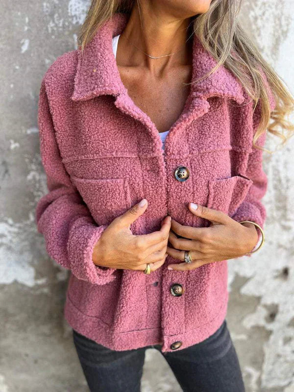 Veelzijdige dames button-down jas voor lente/herfst, met relaxte pasvorm, knopen en zakken. Ook in grote maten.