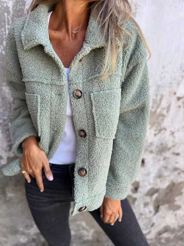 Dames button-down jas: stijlvol, comfortabel overhemdjasje met kraag, lange mouwen en opgestikte zakken.