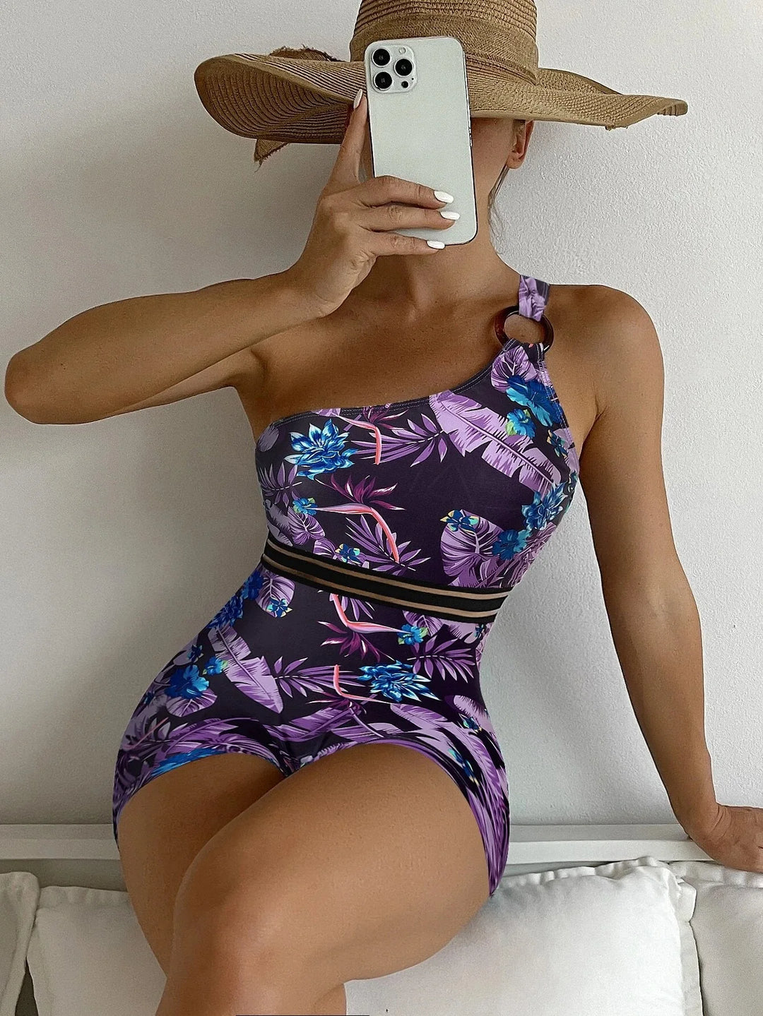 Dames Calista eendelig badpak met tropische print in paars en blauw; ideaal voor zomer, strand of zwembad.
