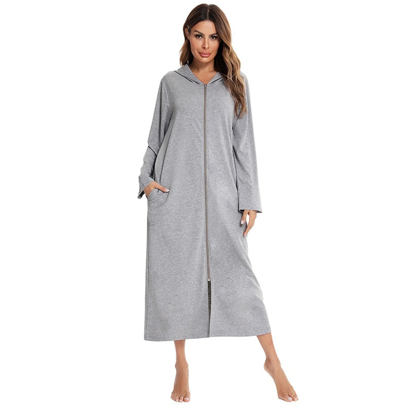Praktische dames badjas met capuchon en rits, perfect voor thuis of ziekenhuis.