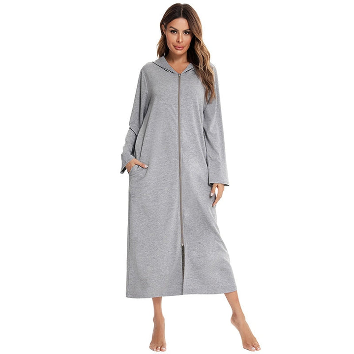 Praktische dames badjas met capuchon en rits, perfect voor thuis of ziekenhuis.