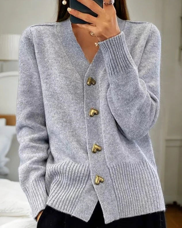 Dames cardigan met V-hals en speelse hartknopen, perfect voor een modieuze laagjeslook.