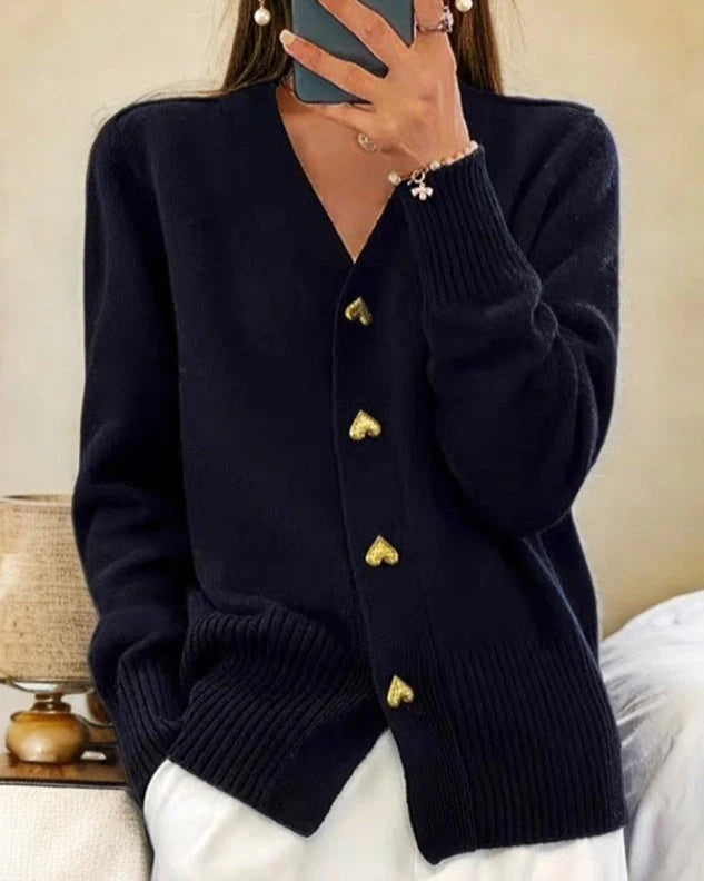 Stijlvolle dames cardigan met V-hals, knoopsluiting en hartknopen, veelzijdig voor elke dameskleding outfit.