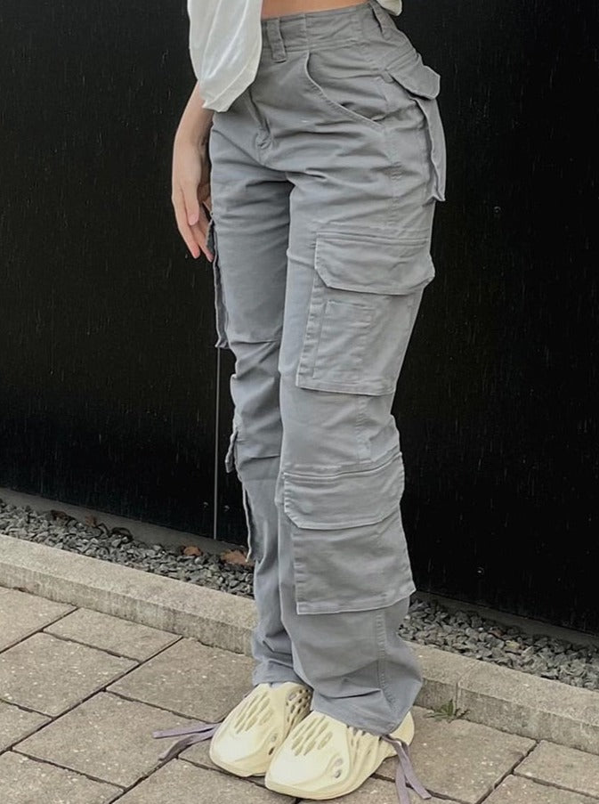 Trendy dames cargobroek met utility zakken, perfect voor een comfortabele streetwear uitstraling.
