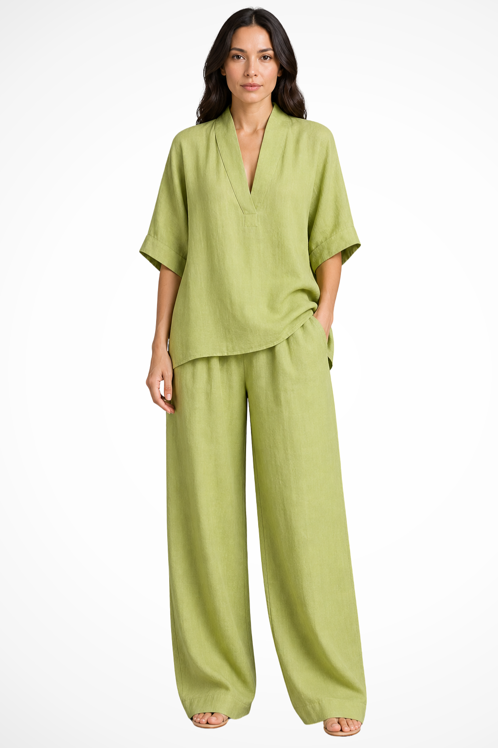 Model draagt een groene oversized tweedelige set met V-hals en wijde broek