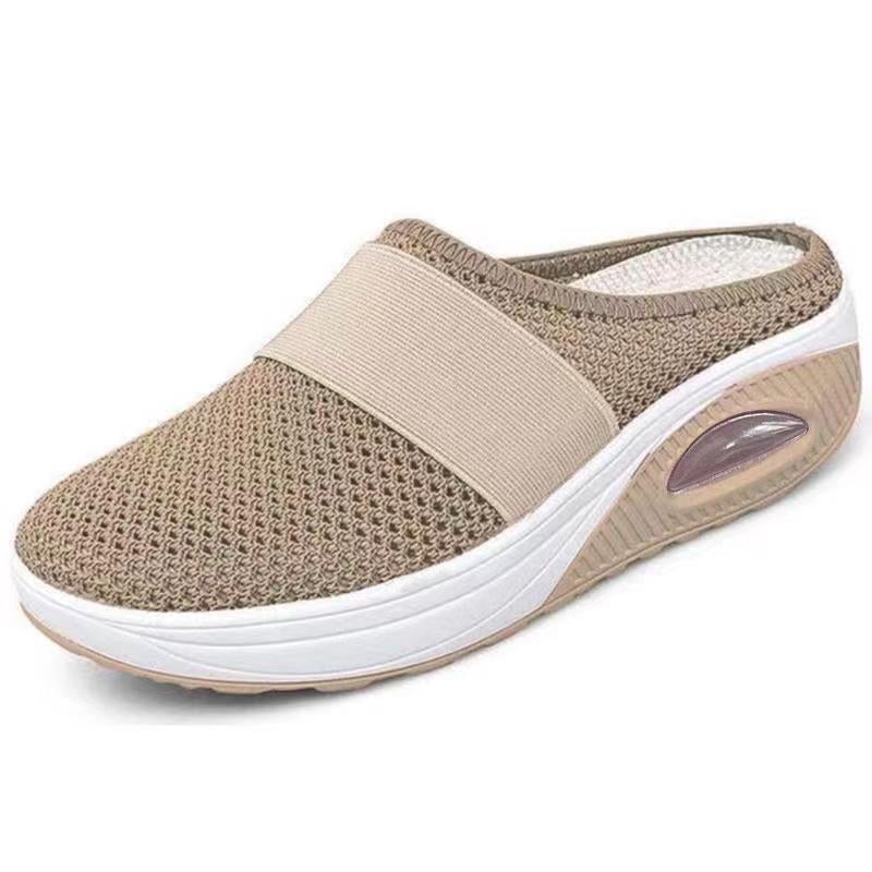 Vrouw loopt met CloudStep orthopedische dames schoenen, ervaart superieur comfort en ondersteuning.