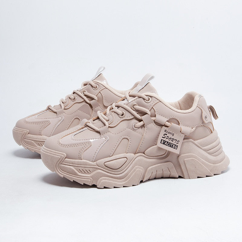 Dames comfort dad sneakers JustineSneaks in wit, ideaal voor een trendy en casual look.