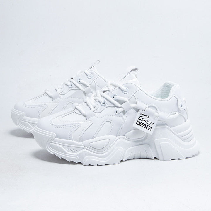 Modieuze chunky dad sneakers voor dames, verkrijgbaar in wit, zwart en beige. Creëer een trendy casual outfit.