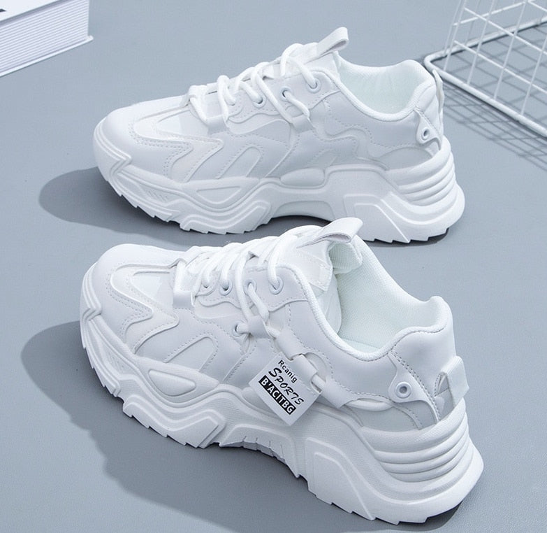 Witte damessneakers: comfortabele en trendy chunky dad sneakers. Ideaal voor casual outfits en dagelijkse activiteiten.